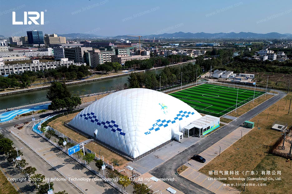 气膜体育馆外景与运动场