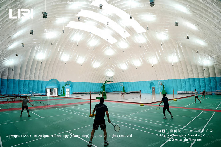 气膜体育馆羽毛球场内景