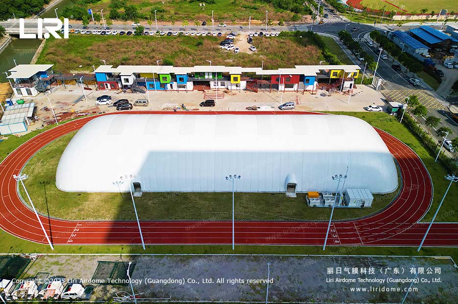 气膜体育馆建于塑胶运动场