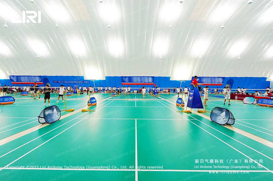 气膜体育馆羽毛球训练场景