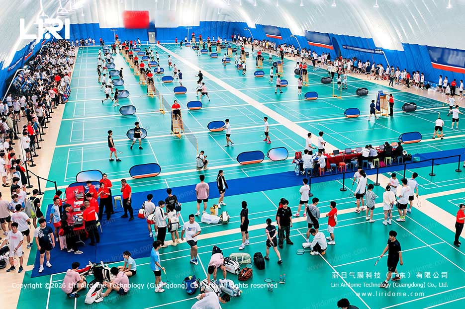 学校气膜体育馆羽毛球赛事